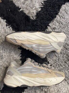 adidas Yeezy Boost 700 V2 Cream GY7924 Size 9